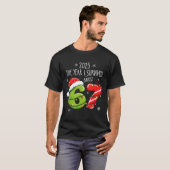 Christmas 2025 The Year I Barely Survived Six Seve T-shirt (Voorkant volledig)