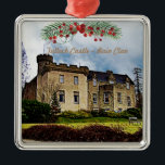 Christmas Bain Clan's Tulloch Castle Foto Metalen Ornament<br><div class="desc">Herinner je je Schotse Bain-erfgoed elk jaar wanneer je je boom met dit ornament van Tulloch Castle versiert. Een eenvoudige schikking van kerstaven in de vorm van kerst en rode bessen bovenaan het ontwerp. Foto met dank aan Elliott Simpson Creative Commons Attribution Share-alike licence 2.0 Foto bebouwd en aangepast voor...</div>