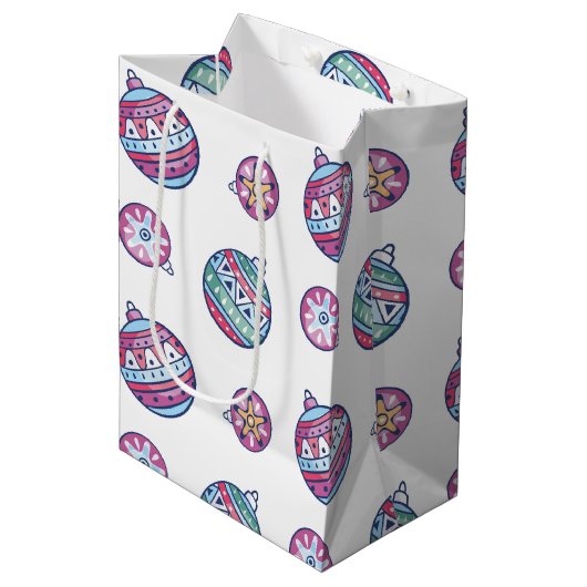 Christmas Balls – Red, Green, Blue & Pink Medium Cadeauzakje (Voorkant Gekanteld)