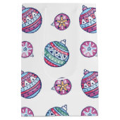 Christmas Balls – Red, Green, Blue & Pink Medium Cadeauzakje (Achterkant)