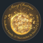 Christmas bauble gouden glitter adres ronde sticker<br><div class="desc">Voeg een mooi vakantiedetail toe aan uw vakantiepassen en andere correspondentie tijdens de kerstperiode met deze feestelijke ronde retouradressenvelope-zegel. Een elegante gouden glitter kerstbal accentueert het midden van het ontwerp op een warme donkere achtergrond voor een contrastrijke tekst. Personaliseer met uw familienaam, adres, stad, staat en postcode! Prettige feestdagen Ik...</div>