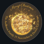 Christmas bauble gouden glitter adres ronde sticker<br><div class="desc">Voeg een mooi vakantiedetail toe aan uw vakantiepassen en andere correspondentie tijdens de kerstperiode met deze feestelijke ronde retouradressenvelope-zegel. Een elegante gouden glitter kerstbal accentueert het midden van het ontwerp op een warme donkere achtergrond voor een contrastrijke tekst. Personaliseer met uw familienaam, adres, stad, staat en postcode! Prettige feestdagen Ik...</div>