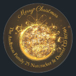 Christmas bauble gouden glitter adres ronde sticker<br><div class="desc">Voeg een mooi vakantiedetail toe aan uw vakantiepassen en andere correspondentie tijdens de kerstperiode met deze feestelijke ronde retouradressenvelope-zegel. Een elegante gouden glitter kerstbal accentueert het midden van het ontwerp op een warme donkere achtergrond voor een contrastrijke tekst. Personaliseer met uw familienaam, adres, stad, staat en postcode! Prettige feestdagen Ik...</div>