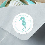 Christmas Beach Seahorse Round Return Adres Ronde Sticker<br><div class="desc">Dit kust kerst retour adres label is voorzien van een aqua blauwe glitter zeepaardje op een lichtere aqua blauwe achtergrond. *Als u dit ontwerp op meer producten wilt of ontwerphulp nodig hebt,  neem dan contact met me op via Zazzle Chat.</div>