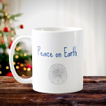 Christmas Beach Vrede op aarde Zanddollar Koffiemok<br><div class="desc">Christmas Beach Peace on Earth Tropische Vakantie koffie mok,  met een zanddollar en blauw typografie ontwerp. Met aanpasbare letters kunt u uw eigen tekst toevoegen. Een eenvoudige manier om een vleugje oceaan toe te voegen aan uw favoriete vakantiedrank.</div>