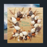 Christmas Beach zeeschelpen dennenappels zeewier Feestdagenkaart<br><div class="desc">Mooie schelpen,  dennenappels,  zeewier en dennennaalden Kerstkrans. Voor de gelukkigen die niet te maken hebben met tonnen sneeuw en in de winter naar het strand kunnen.</div>