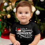 Christmas Believe Santa Claus - Santa Hat Zwart<br><div class="desc">Omarm de magie van het vakantieseizoen met ons 'Christmas Believe Santa Claus - Santa Hat Black'-ontwerp. Met een klassieke kerstmuts en de tijdloze boodschap van geloven in de vreugde en het wonder van Kerstmis, is dit feestelijke ontwerp perfect voor het verspreiden van feestvreugde. Of je nu een echte gelovige in...</div>