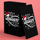 Christmas Believe Santa Claus - Santa Hat Zwart Pokerkaarten<br><div class="desc">Omarm de magie van het vakantieseizoen met ons 'Christmas Believe Santa Claus - Santa Hat Black'-ontwerp. Met een klassieke kerstmuts en de tijdloze boodschap van geloven in de vreugde en het wonder van Kerstmis, is dit feestelijke ontwerp perfect voor het verspreiden van feestvreugde. Of je nu een echte gelovige in...</div>
