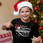 Christmas Believe Santa Claus - Santa Hat Zwart T-shirt<br><div class="desc">Omarm de magie van het vakantieseizoen met ons 'Christmas Believe Santa Claus - Santa Hat Black'-ontwerp. Met een klassieke kerstmuts en de tijdloze boodschap van geloven in de vreugde en het wonder van Kerstmis, is dit feestelijke ontwerp perfect voor het verspreiden van feestvreugde. Of je nu een echte gelovige in...</div>