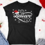 Christmas Believe Santa Claus - Santa Hat Zwart T-shirt<br><div class="desc">Omarm de magie van het vakantieseizoen met ons 'Christmas Believe Santa Claus - Santa Hat Black'-ontwerp. Met een klassieke kerstmuts en de tijdloze boodschap van geloven in de vreugde en het wonder van Kerstmis, is dit feestelijke ontwerp perfect voor het verspreiden van feestvreugde. Of je nu een echte gelovige in...</div>
