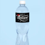 Christmas Believe Santa Claus - Santa Hat Zwart Waterfles Etiket<br><div class="desc">Omarm de magie van het vakantieseizoen met ons 'Christmas Believe Santa Claus - Santa Hat Black'-ontwerp. Met een klassieke kerstmuts en de tijdloze boodschap van geloven in de vreugde en het wonder van Kerstmis, is dit feestelijke ontwerp perfect voor het verspreiden van feestvreugde. Of je nu een echte gelovige in...</div>