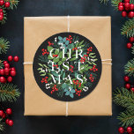 CHRISTMAS Berries Greenery Holiday Black Ronde Sticker<br><div class="desc">Het woord CHRISTMAS wordt op een zwarte achtergrond (of in welke kleur dan ook) op deze ronde stickers,  elegant voor envelopzegels,  feestvieren of kerstfeestdagen aangebracht onder bladeren en bessen. Punten in onze winkel koppelen.</div>