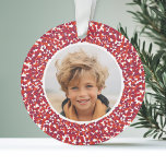 Christmas Berry krans dubbelzijdig 2 foto Ornament<br><div class="desc">Aangepaste fotokussen met verschillende foto's op de voor- en achterkant - Voeg een foto toe aan elke kant van de grillige polka dot berry kransrand. De achtergrond bevat een grillig bessen krans patroon in de tinten rood. FOTO TIP: Als uw foto niet goed past, klik dan op de KNOP AANPASSEN...</div>