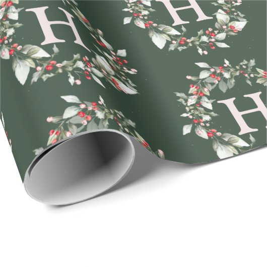 Christmas Berry Wreath Monogram Pattern Green Cadeaupapier (Rol Hoek)