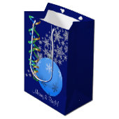 Christmas Bulb Snowflake Blue Medium Cadeauzakje (Voorkant Gekanteld)