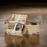 Christmas Carolers Muziek Red Ribbon Cadeaupapier<br><div class="desc">Christmas Carolers Music Red Ribbon Wrapping Paper Een uiterst feestelijk en klassiek kerstcadeaupapier met vintage kerstliederen,  bladmuziek en rode wervelende linten met kerstbomen</div>