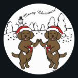 Christmas Chocolate Labradors Cartoon Ronde Sticker<br><div class="desc">Unieke en grappige Labrador Retriever dog cartoon gemaakt door Naomi Ochiai uit Japan. Gelukkig en heerlijk uitziende Chocolade Labradors vieren Kerstmis. Sneeuwveldachtergrond. Vrolijke kerstcadeaus voor hondenliefhebbers die van Chocolate Labrador houden. U kunt tekst en meer aanpassen! Bezoek onze Labrador Christmas Ornament store!</div>