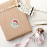 Christmas Crew Santa Hat Photo Holiday Gift Ronde Sticker<br><div class="desc">Markeer je cadeaus met een luchtige en leuke sticker die je in een kerstmuts plaatst. Upload voor het beste resultaat een vierkante foto die is bijgesneden op het gezicht van de persoon OF gebruik de blauwe knop Deze ontwerpknop personaliseren om toegang te krijgen tot de gereedschappen voor het bewerken en...</div>