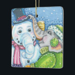 CHRISTMAS ELEPHANT BOUWT CUTE PACHYDERM SNOWMAN KERAMISCH ORNAMENT<br><div class="desc">DELEN KLEINE EN GOEDE WISSEN MET EEN CHEERFUL SNEEUWELEPHANT ORNAMENT * Aanpassen ... ..Zoek overeenkomende items met Susan Brack-Design</div>