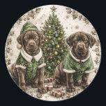 Christmas Elf Labrador Retriever Puppy Ronde Sticker<br><div class="desc">Schattigee illustratie van Labrador Retriever honden verkleed voor Kerstmis. Perfect voor dierenliefhebbers of hondenouders tijdens het vakantieseizoen.</div>