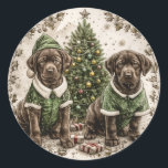Christmas Elf Labrador Retriever Puppy Ronde Sticker<br><div class="desc">Schattigee illustratie van Labrador Retriever honden verkleed voor Kerstmis. Perfect voor dierenliefhebbers of hondenouders tijdens het vakantieseizoen.</div>