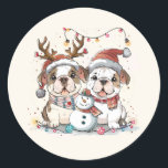Christmas English Bulldogs Ronde Sticker<br><div class="desc">Schattigee illustratie van Engelse Bulldogs klaar voor Kerstmis. Perfect voor dierenliefhebbers en hondenouders tijdens het vakantieseizoen.</div>