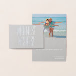 CHRISTMAS FAMILIE BEACH FOTO CARD SILVER FOIL MINI FOLIE KAARTEN<br><div class="desc">Warmste wensen in elegante zilverfolie maken deze kerstfotokaart glans. Deel je afbeeldingen op het strand van je familie (of andere!) met een minimale moderne draai. De simpele gestileerde echte folietekst aan de voorkant en de persoonlijke feestelijke groet en de verrassende familiefoto aan de binnenkant zullen vrienden en familie van harte...</div>