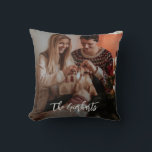 Christmas Family-fotoscript gepersonaliseerd Kussen<br><div class="desc">Transformeer uw vakantiedecor in een hartverwarmend feest van familieherinneringen met ons aangepaste familiefoto gepersonaliseerd Sierkussen voor Kerstmis. Stel je een feestelijk accent voor dat perfect de liefde en vreugde van je meest gekoesterde momenten vastlegt, waardoor je woonkamer meteen warm, uitnodigend en uniek van jou aanvoelt. Door uw favoriete familiefoto toe...</div>