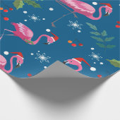 Christmas Flamongos and holly pattern Cadeaupapier (Hoek)