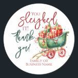 Christmas Funny Dank u Ronde Sticker<br><div class="desc">Een prachtig dankjewel Kerst sticker. Dit grappige ontwerp is voorzien van een leuke vakantieslee met geschenken. In de typografie staat: "U hebt het dit jaar gesleept" en ik dank u. Een speciale manier om een persoon,  een werknemersgroep of een vrijwilligersteam te bedanken tijdens het feestseizoen.</div>