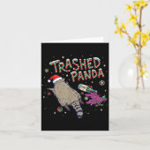 Christmas Funny Trashed Panda Racoon Gets Drunk Xm Kaart (Gele Bloem)