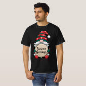 Christmas Gnome Season's Greetings Plaque T-shirt (Voorkant volledig)
