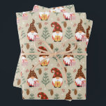 Christmas Gnomes Gift Pattern Inpakpapier Vel<br><div class="desc">Dit feestelijke patroon is voorzien van schattige kerstkabouters met cadeaus,  omringd door pinecones,  boompjes en bessen. De speelse vakantie kabouters voegen een grillige touch toe aan elk seizoensgebonden decor of project.</div>