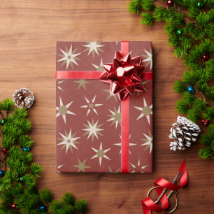 Christmas Gold Geo Stars - op rood patroon. Cadeaupapier