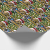 Christmas Golden Retriever Watching a Toy Train Cadeaupapier (Hoek)