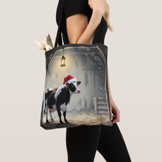 Christmas Hereford Cow In Barn Doorway Tote Bag (Dichtbij)