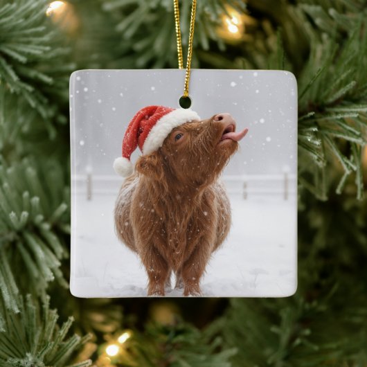 Christmas Highland Cow Catching Snowflakes Keramisch Ornament (Boom)