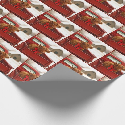 Christmas Highland Cow In Old Red Pickup Truck Cadeaupapier (Hoek)