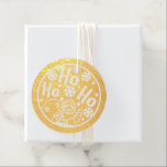 Christmas Ho Ho Ho Santa Winter Sneeuwvlokken Bedankjes Labels<br><div class="desc">Christmas Ho Ho Ho Santa Winter Sneeuwvlokken Folie Favor Tags bevat de tekst "Ho Ho Ho" in een modern script typografie en accentueerde met een kerstman en sneeuwvlokken. Op de keerzijde staat de tekst Merry Christmas met uw persoonlijke naam. Perfect voor kerstvakantie cadeauverpakking, feestgunsten, bedrijfsfeesten en dank u geschenken. Ontworpen...</div>