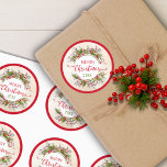 Christmas Holly Branch Classic Ronde Sticker<br><div class="desc">Mooie ronde sticker om kaarten,  geschenken,  en nog veel meer te verbeteren - gemakkelijk bijgewerkt door u met het huidige jaar! Beschikt over mooie kerst rood-bessen holly framing prachtig geschreven vrolijke kerst bewoordingen in het centrum.</div>