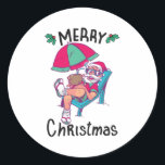Christmas in July Ronde Sticker<br><div class="desc">Het grappige kerstontwerp met een illustratie van de kerstman met een zonnebril die onder een strandparaplu ontspannen is. Een perfecte wedstrijd voor Kerstmis in juli en voor echte Kerstmis in december.</div>