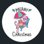 Christmas in July Ronde Sticker<br><div class="desc">Het grappige kerstontwerp met een illustratie van de kerstman met een zonnebril die onder een strandparaplu ontspannen is. Een perfecte wedstrijd voor Kerstmis in juli en voor echte Kerstmis in december.</div>