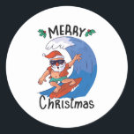 Christmas in July Ronde Sticker<br><div class="desc">Koel en grappig kerstontwerp met een illustratie van een grappige kerstman met een zonnebril die op een grote golf surft. Een perfecte wedstrijd voor Kerstmis in juli en voor echte Kerstmis in december.</div>