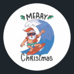 Christmas in July Ronde Sticker<br><div class="desc">Koel en grappig kerstontwerp met een illustratie van een grappige kerstman met een zonnebril die op een grote golf surft. Een perfecte wedstrijd voor Kerstmis in juli en voor echte Kerstmis in december.</div>