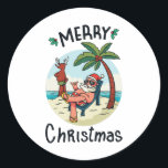 Christmas in July Ronde Sticker<br><div class="desc">Het grappige kerstontwerp met een illustratie van de kerstman die op het strand ontspannen is onder een palmboom op een klein eiland. Een perfecte wedstrijd voor Kerstmis in juli en voor echte Kerstmis in december.</div>