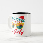 Christmas In July Tweekleurige Koffiemok (Voorkant links)