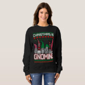 Christmas is Gnoming God Jul Gnome Ugly Christmas  Trui (Voorkant volledig)