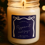 Christmas Jar Label Whimsical Ribbon Bow Navy Blau<br><div class="desc">Creëer stijlvolle feestelijke product stickers met deze Whimsical Bows Christmas Product Label Design. Met handgetekende lint en boog illustratie, minimale lay-out, handgeschreven lettertypen in seizoensgebonden marine blauw en witte kleuren. Deze vakantie product labels kunnen worden gebruikt voor kaarsen, diffusers, zeep en meer! Verhoog uw kerstverpakkingsontwerp met deze moderne vierkante productlabels....</div>