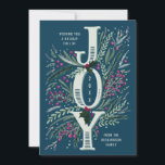 Christmas Joy Hand getrokken gebladerte in Navy Bl Feestdagenkaart<br><div class="desc">Christmas Joy Hand Drawn Foliage in Mint Green & Navy Blue Holiday Cards - met mijn originele handgetekende kunstwerk van groene groene botanische bladeren, bordeauxrode bessen en dennentakken rond de schattige decoratieve JOY-tekst in een handgeschreven lettertype. De achterkant van de kaart heeft een patroon van eenvoudige groenblijvende dennentakjes en bladmintgroene...</div>