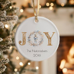 Christmas Joy Notenkraker Waterverf Foto Keramisch Ornament<br><div class="desc">Maak uw kerstseizoen onvergetelijk met dit elegante foto-ornament met notenkrakerthema. Het woord JOY komt voor in faux gold. De enkele fotogleuf op de achterkant van het ornament stelt u in staat om de lieve momenten van uw gezin te laten zien. Het is tijd voor een Sugar Plum Holiday Celebration! U...</div>